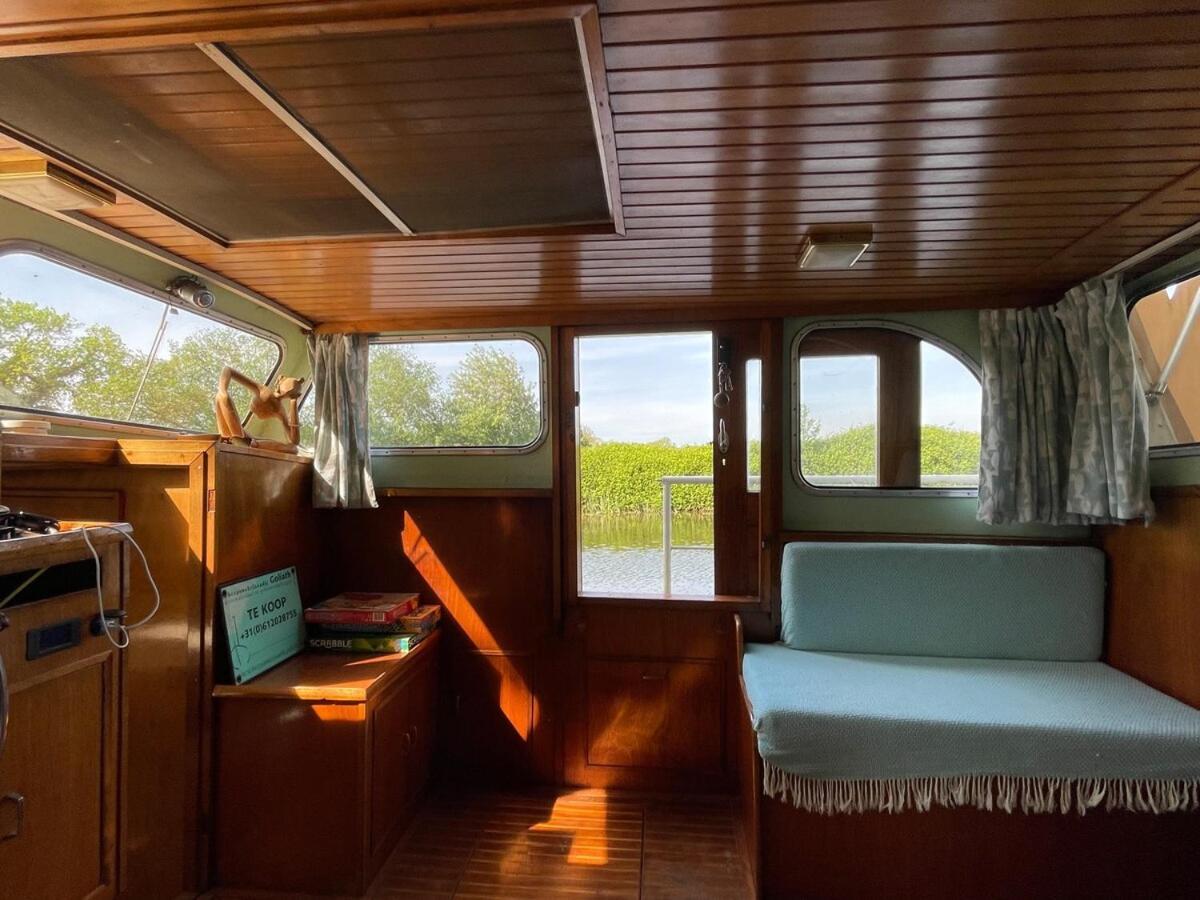 Dutch Cruiser Ship On A Tranquil Secluded River Тонбридж Экстерьер фото