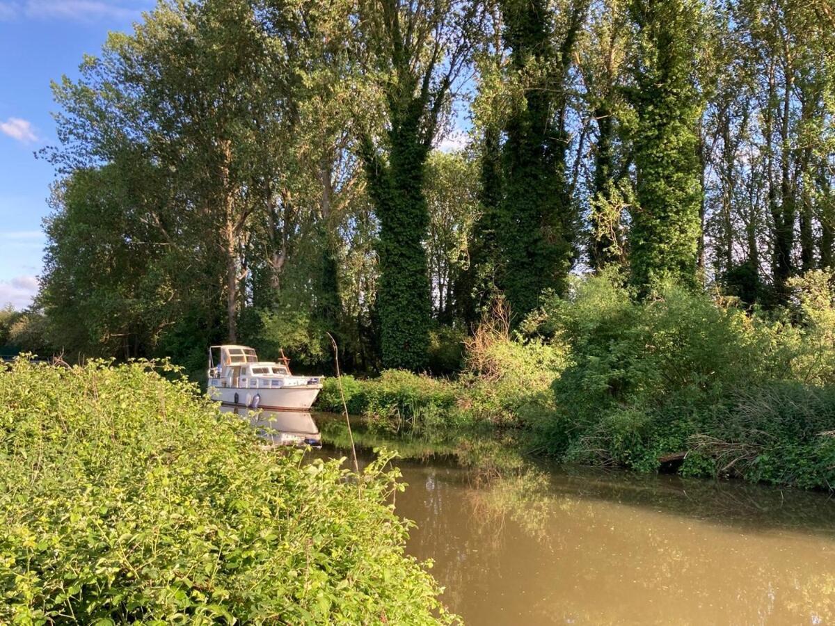 Dutch Cruiser Ship On A Tranquil Secluded River Тонбридж Экстерьер фото