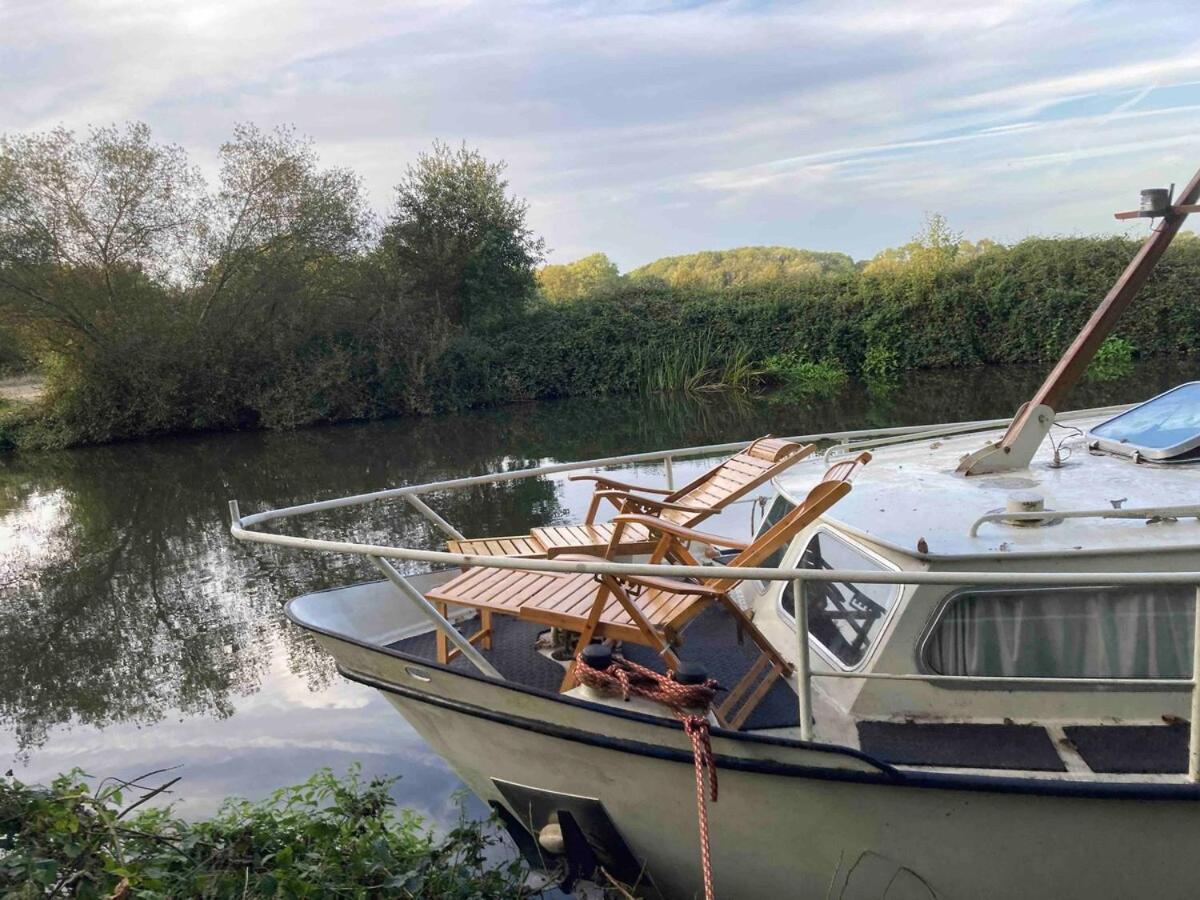 Dutch Cruiser Ship On A Tranquil Secluded River Тонбридж Экстерьер фото