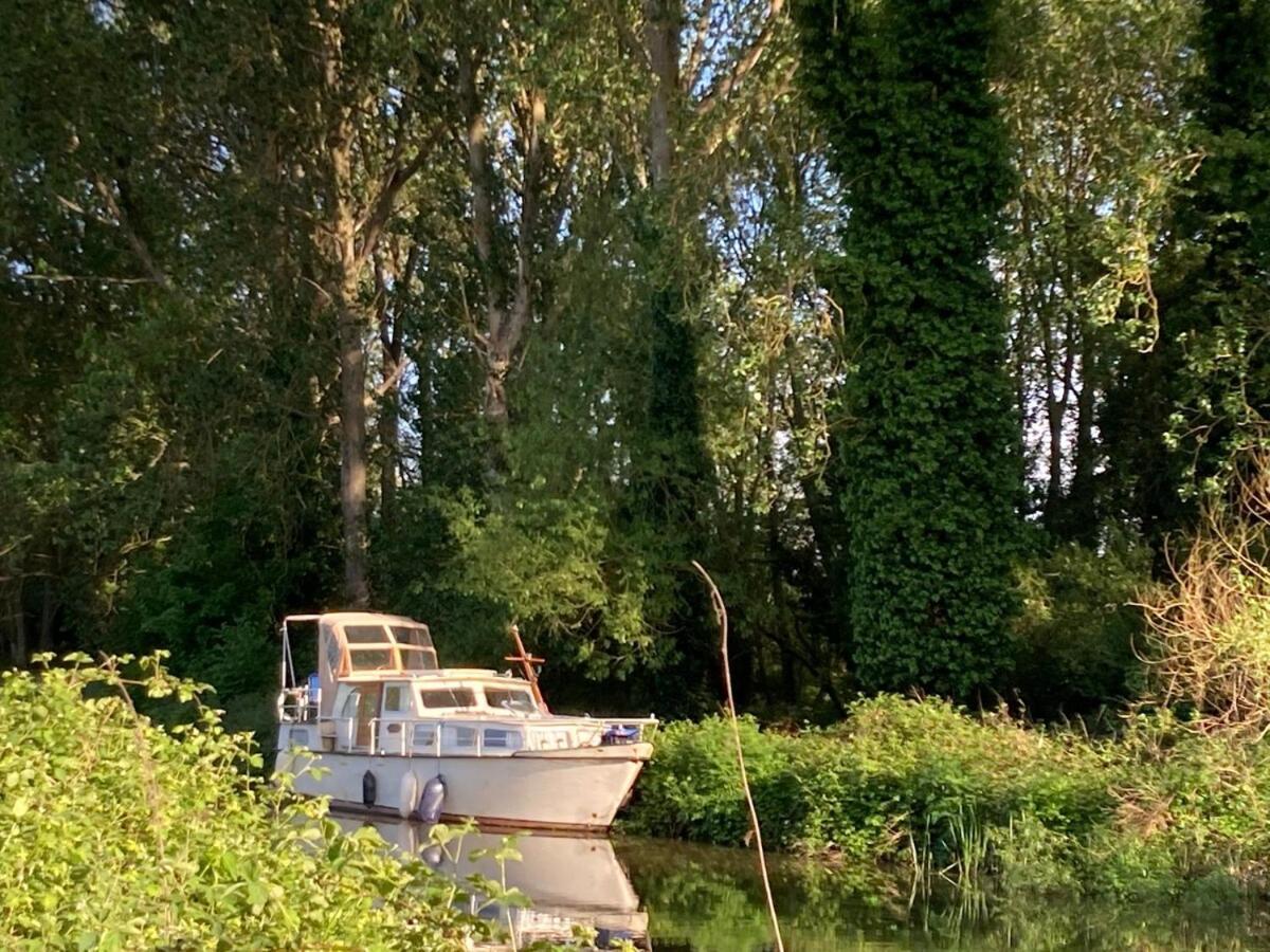 Dutch Cruiser Ship On A Tranquil Secluded River Тонбридж Экстерьер фото