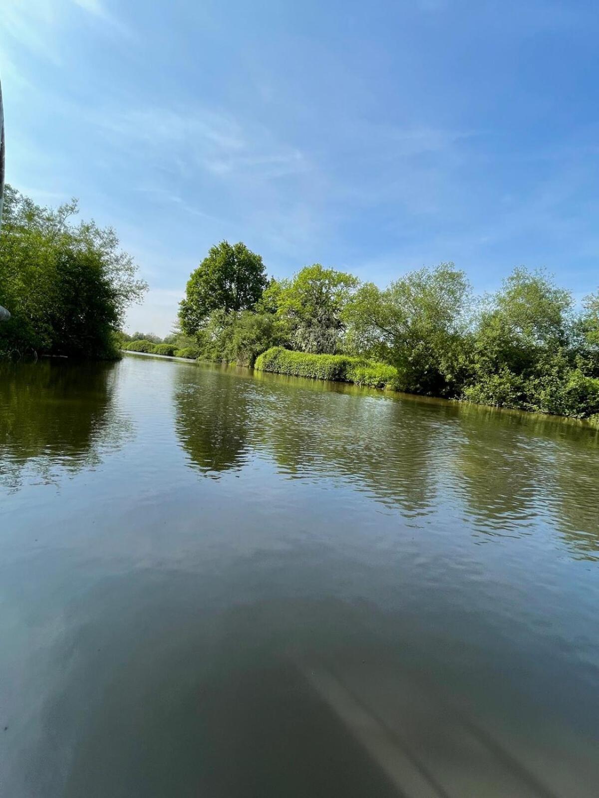 Dutch Cruiser Ship On A Tranquil Secluded River Тонбридж Экстерьер фото
