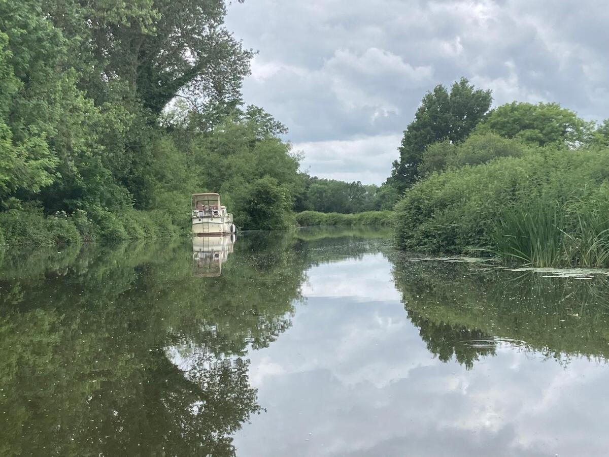 Dutch Cruiser Ship On A Tranquil Secluded River Тонбридж Экстерьер фото
