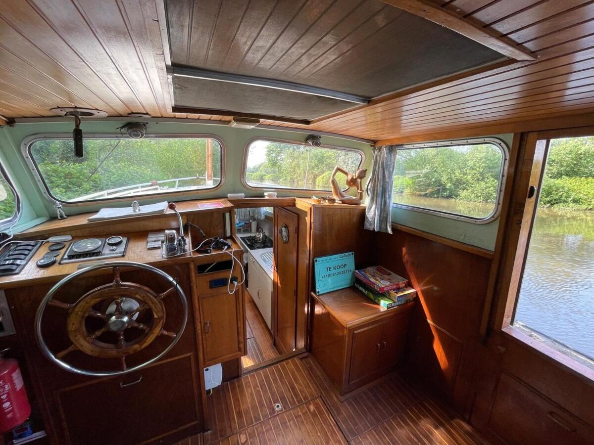 Dutch Cruiser Ship On A Tranquil Secluded River Тонбридж Экстерьер фото